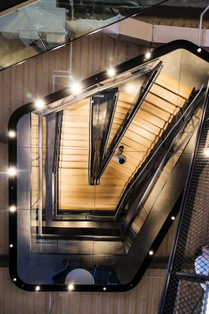 A reflective ceiling above a stair